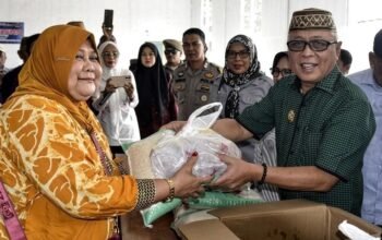 Bupati Gorontalo Sofyan Puhi meninjau langsung penyaluran paket sembako tersebut dan memastikan program berjalan tepat sasaran/Hibata.id