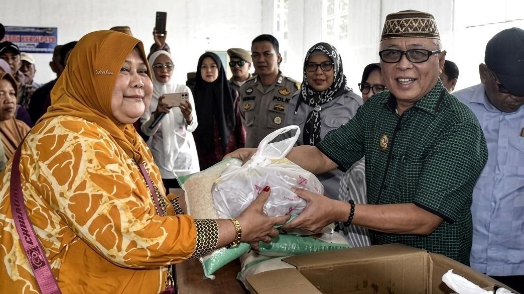 Bupati Gorontalo Sofyan Puhi meninjau langsung penyaluran paket sembako tersebut dan memastikan program berjalan tepat sasaran/Hibata.id