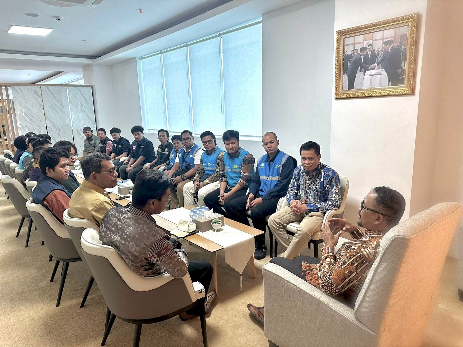 Bupati Buton Tengah menerima tim Kementerian ESDM dan PLN untuk mempercepat program listrik di Talaga Raya. Survei dilakukan di Desa Wulu, Talaga Besar, dan Kokoe/Hibata.id