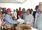 Ketua TP-PKK Kabupaten Gorontalo Maryam Sofyan Puhi meninjau pasar murah bersubsidi PARAS ST 2026 di Pulubala/Hibata.id