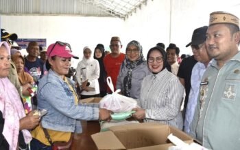 Ketua TP-PKK Kabupaten Gorontalo Maryam Sofyan Puhi meninjau pasar murah bersubsidi PARAS ST 2026 di Pulubala/Hibata.id