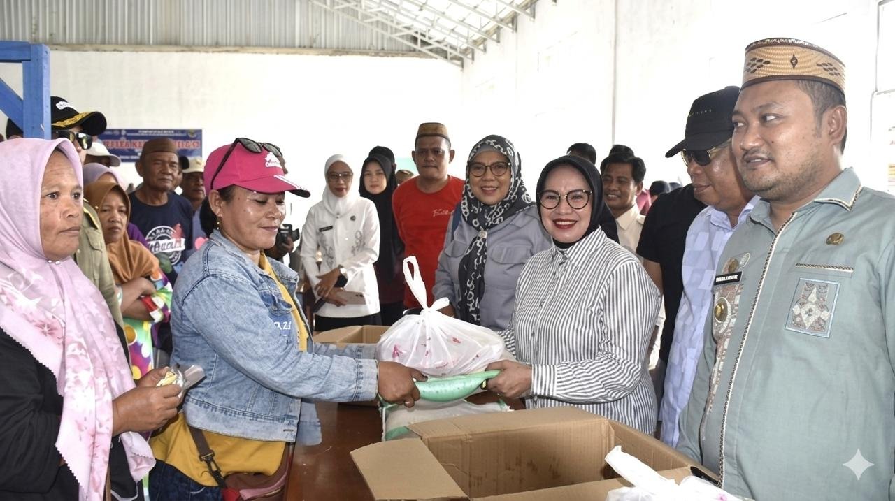 Ketua TP-PKK Kabupaten Gorontalo Maryam Sofyan Puhi meninjau pasar murah bersubsidi PARAS ST 2026 di Pulubala/Hibata.id