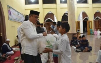 Wakil Bupati Boalemo Lahmuddin Hambali menghadiri peringatan Malam Nuzulul Quran di Masjid Agung Baiturrahmah Tilamuta sekaligus menyalurkan bantuan Ramadhan melalui Baznas kepada masyarakat/Hibata.id