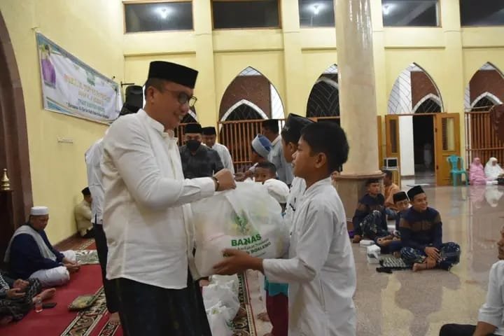 Wakil Bupati Boalemo Lahmuddin Hambali menghadiri peringatan Malam Nuzulul Quran di Masjid Agung Baiturrahmah Tilamuta sekaligus menyalurkan bantuan Ramadhan melalui Baznas kepada masyarakat/Hibata.id