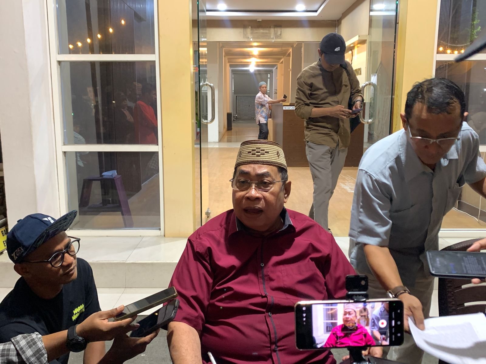 Wali Kota Gorontalo Adhan Dambea saat memberikan keterangan pers, Jumat (06/03/2026)/Hibata.id