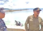 Bupati Buton Tengah Azhari meninjau korban kebakaran di Kelurahan Lombe sekaligus memastikan bantuan Kemensos tersalurkan dan keamanan perairan tetap diawasi aparat/Hibata.id