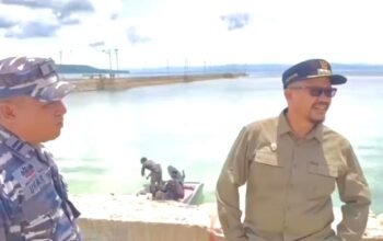 Bupati Buton Tengah Azhari meninjau korban kebakaran di Kelurahan Lombe sekaligus memastikan bantuan Kemensos tersalurkan dan keamanan perairan tetap diawasi aparat/Hibata.id