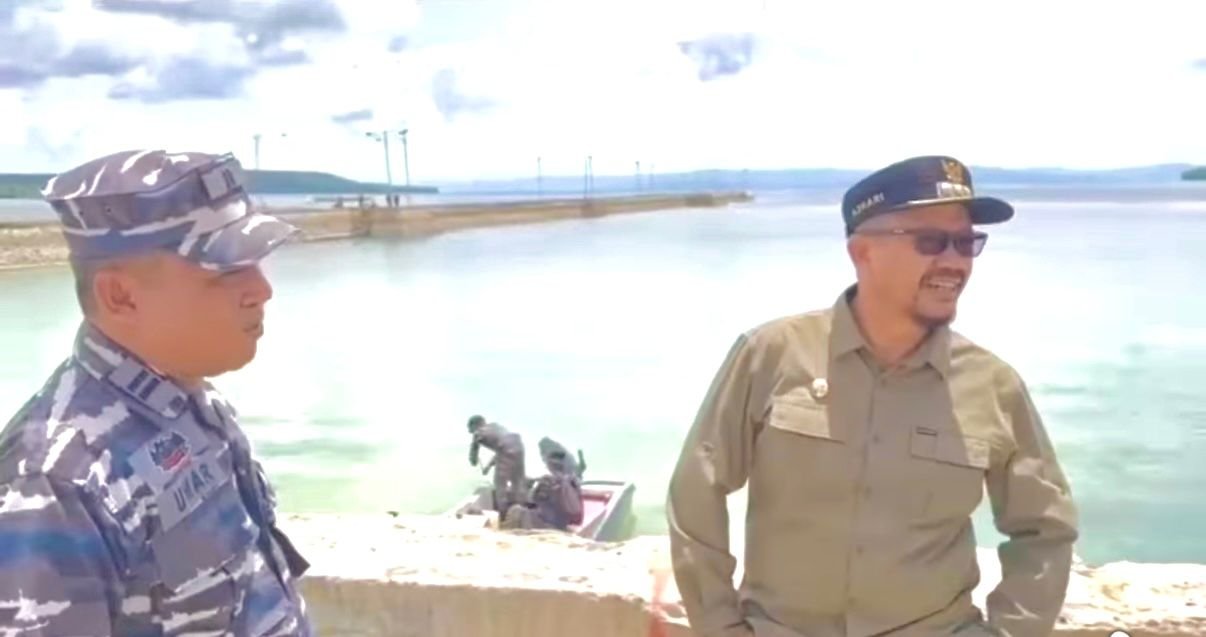 Bupati Buton Tengah Azhari meninjau korban kebakaran di Kelurahan Lombe sekaligus memastikan bantuan Kemensos tersalurkan dan keamanan perairan tetap diawasi aparat/Hibata.id