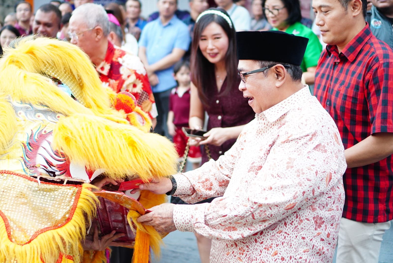 Wali Kota Gorontalo Adhan Dambea bersama Wakil Wali Kota Indra Gobel menghadiri sekaligus meresmikan Grand Opening Surya Agung Elektronik/Hibata.id