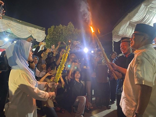 Wakil Wali Kota Gorontalo Indra Gobel saat menghadiri Pawai Obor dan Festival Kolak Ubi di Taman Merah Putih, Kelurahan Molosipat W, Kecamatan Kota Barat, Minggu, 8 Maret 2026. (Foto: Rendi A. Rahman/Hibata.id)
