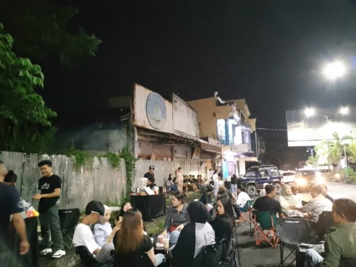 Lapak kopi yang menjamur di sepanjang Jalan Ahmad Yani, Kelurahan Kotamobagu, Kota Kotamobagu. (Foto: Istw)