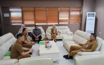 Pemerintah Kota Kotamobagu saat berkonsultasi dengan Pemerintah Provinsi Sulawesi Utara. (Foto: Humas Pemkot Kotamobagu)