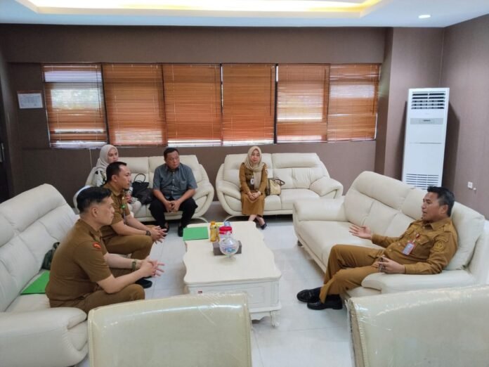 Pemerintah Kota Kotamobagu saat berkonsultasi dengan Pemerintah Provinsi Sulawesi Utara. (Foto: Humas Pemkot Kotamobagu)
