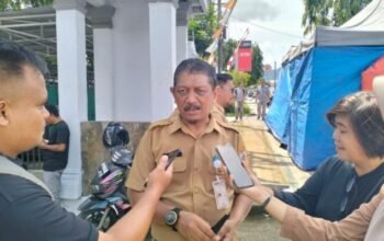 Kepala Dinas Perdagangan, Koperasi, dan UKM Kota Kotamobagu, Ariono Potabuga saat diwawancarai media. (Foto: Istw)