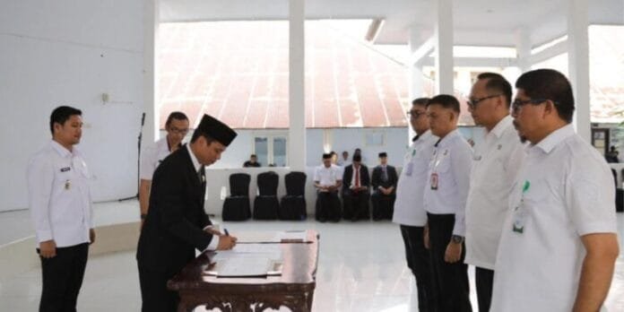 Pemerintah Kota Kotamobagu memperkuat komitmen pelaksanaan program pembangunan melalui penandatanganan Perjanjian Kinerja oleh seluruh pimpinan Organisasi Perangkat Daerah (OPD). (Foto: Humas Pemkot Kotamobagu)