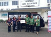 Pemerintah Kota Kotamobagu saat menerima satu unit mobil pengangkut sampah dari Alfamidi. (Foto: Humas Pemkot Kotamobagu)