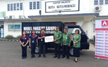 Pemerintah Kota Kotamobagu saat menerima satu unit mobil pengangkut sampah dari Alfamidi. (Foto: Humas Pemkot Kotamobagu)