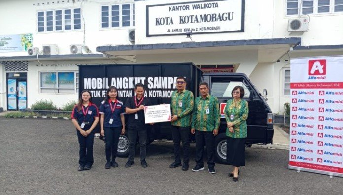 Pemerintah Kota Kotamobagu saat menerima satu unit mobil pengangkut sampah dari Alfamidi. (Foto: Humas Pemkot Kotamobagu)