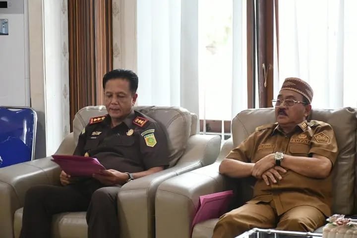 Bupati Boalemo Rum Pagau memimpin rapat koordinasi Forkopimda membahas ketersediaan LPG 3 kg, pelaksanaan Program Makan Bergizi Gratis (MBG), serta dampak penertiban toko emas terkait transaksi emas ilegal/Hibata.id