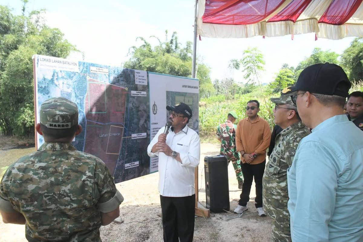 Pangdam XIII/Merdeka Mayjen TNI Mirza Agus meninjau lokasi pembangunan Batalyon Teritorial di Boalemo, Gorontalo. Proyek pertahanan ini dipastikan mulai dibangun pada 2026/Hibata.id