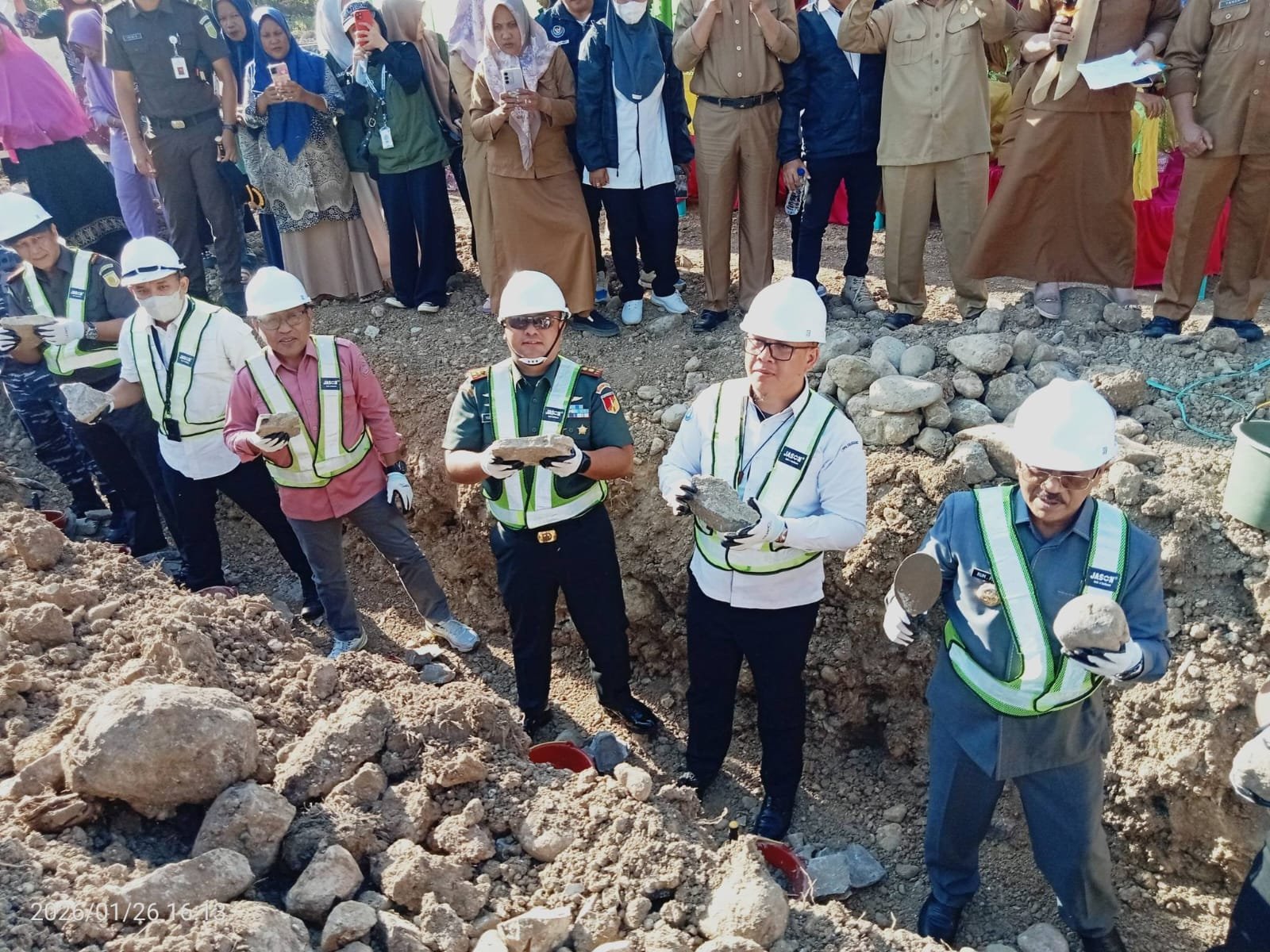 Bupati Boalemo Rum Pagau bersama Forkopimda melakukan groundbreaking Kampung Nelayan Merah Putih di Desa Pentadu Barat/Hibata.id