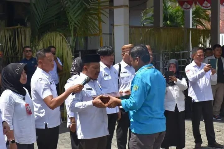 Kirab duplikat bendera pusaka Merah Putih tiba di Rumah Jabatan Bupati Boalemo dan disambut Sekda Sherman Moridu sebagai rangkaian peringatan Hari Patriotik Gorontalo 23 Januari 1942/Hibata.id