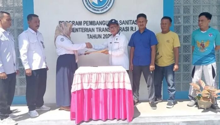 Dukung Lingkungan Sehat, Kementerian Transmigrasi Serahkan Bantuan Toilet Sekolah di Boalemo