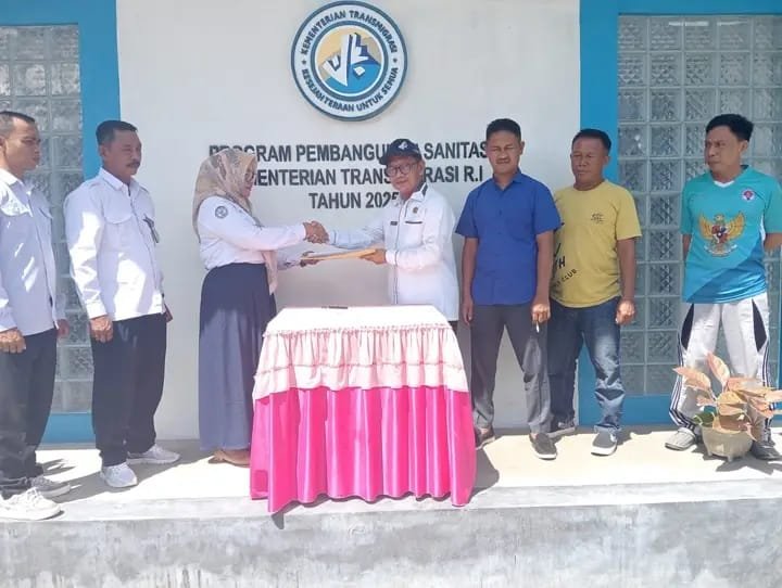 Kementerian Transmigrasi menyerahkan bantuan toilet sekolah di Kabupaten Boalemo, Gorontalo/Hibata.id