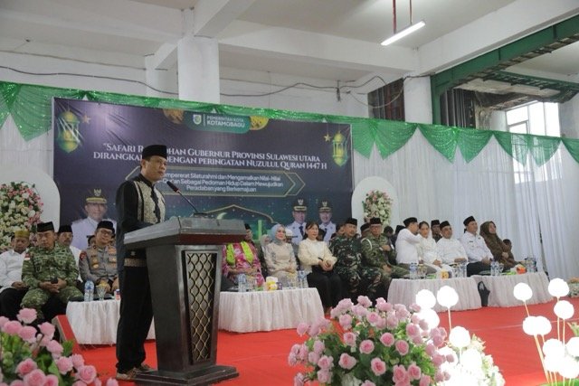 Wali Kota Kotamobagu, Weny Gaib, bersama Wakil Wali Kota Rendy Virgiawan Mangkat mendampingi Gubernur Sulawesi Utara, Yulius Selvanus, dalam kegiatan Safari Ramadan Pemerintah Provinsi Sulawesi Utara di Kota Kotamobagu. (Foto: Istw)