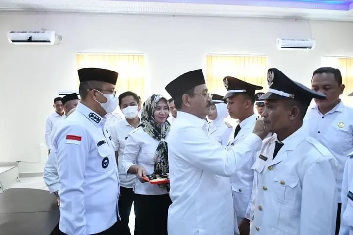 Bupati Boalemo Drs. Rum Pagau memimpin langsung pelantikan PAW Kades/Hibata.id