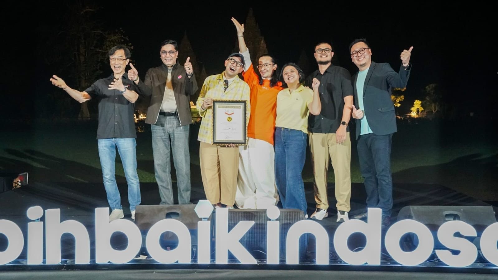 Dave Hendrik dan Iwet Ramadhan mencetak rekor MURI lewat livestream TikTok 11 jam nonstop selama perjalanan mudik Jakarta–Yogyakarta. Jaringan Indosat diuji di jalur mudik/Hibata.id