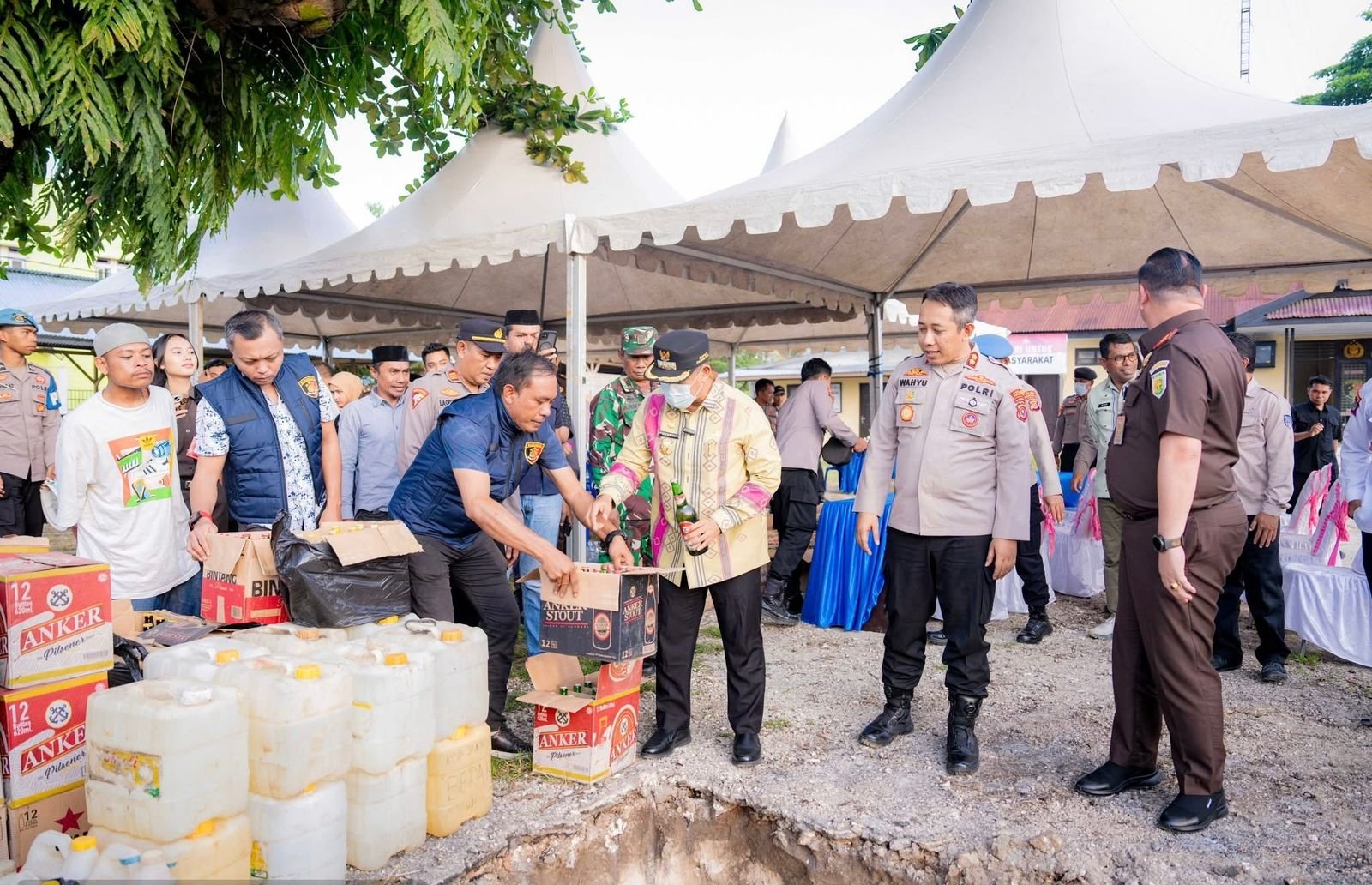 Bupati Buton Tengah Dr. H. Azhari, S.STP., M.Si. bersama unsur Forum Koordinasi Pimpinan Daerah (Forkopimda)/Hibata.id