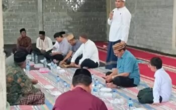 Bupati Boalemo Rum Pagau berbuka puasa bersama warga Desa Dimito, Kecamatan Wonosari. Pada kesempatan itu, ia menyerahkan bantuan Ramadhan dari Baznas dan meninjau pembangunan Masjid Darul Falah/Hibata.id