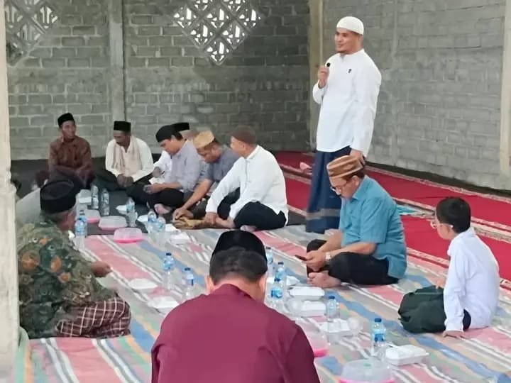 Bupati Boalemo Rum Pagau berbuka puasa bersama warga Desa Dimito, Kecamatan Wonosari. Pada kesempatan itu, ia menyerahkan bantuan Ramadhan dari Baznas dan meninjau pembangunan Masjid Darul Falah/Hibata.id