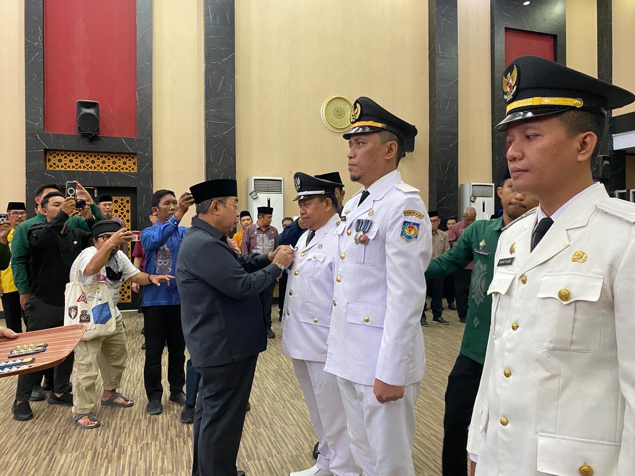 Wali Kota Gorontalo, Adhan Dambea, melantik sejumlah pejabat administrator, camat, hingga kepala puskesmas di lingkungan Pemerintah Kota Gorontalo. (Foto: Rendi Rahman/Hubata.id)