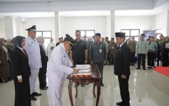 Wali Kota Kotamobagu Weny Gaib secara resmi melantik dan mengambil sumpah pejabat administrator, pengawas, dan fungsional di lingkungan Pemerintah Kota Kotamobagu. (Foto: Humas Pemkot Kotamobagu)