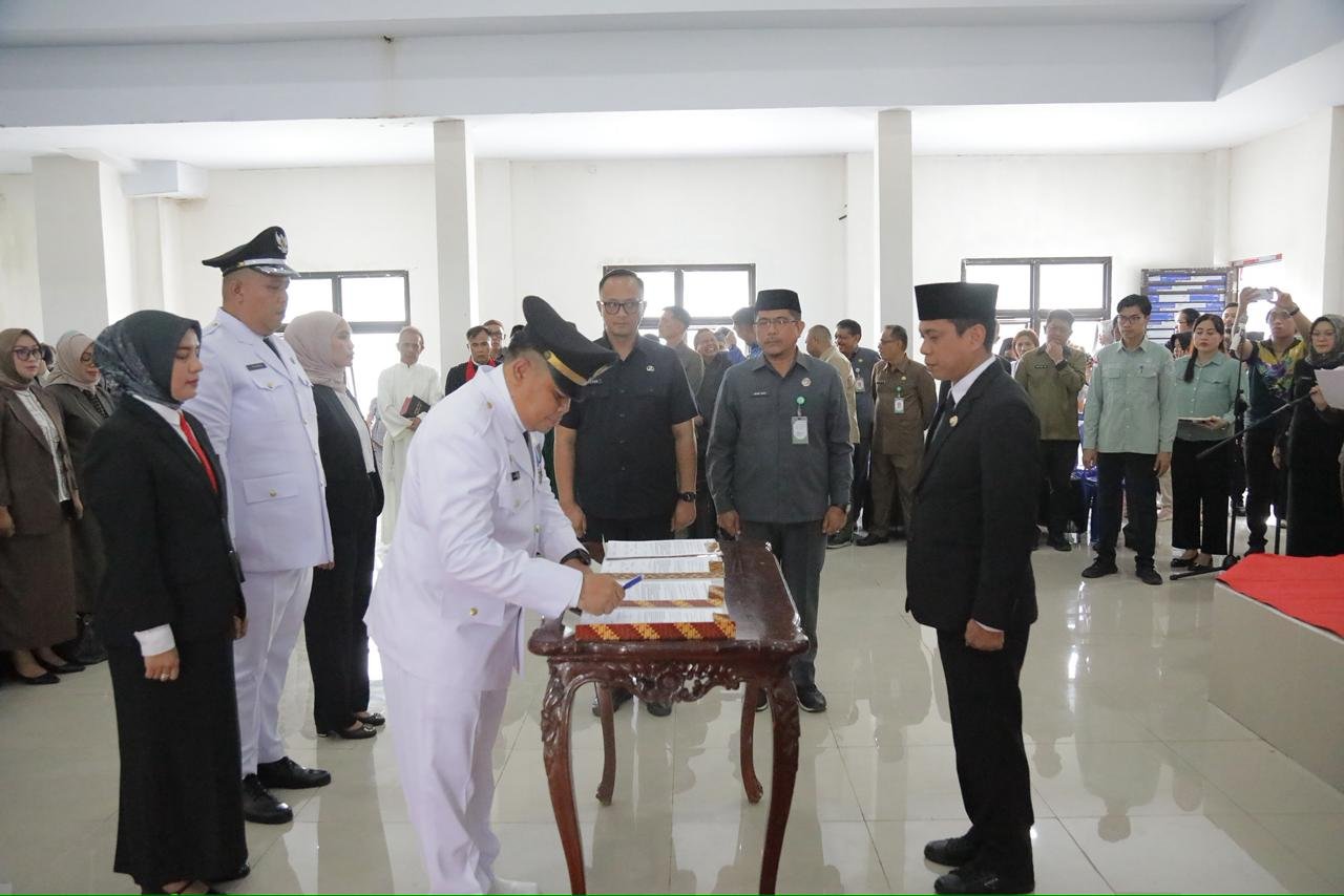 Wali Kota Kotamobagu Weny Gaib secara resmi melantik dan mengambil sumpah pejabat administrator, pengawas, dan fungsional di lingkungan Pemerintah Kota Kotamobagu. (Foto: Humas Pemkot Kotamobagu)