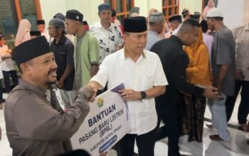 Gubernur Sulawesi Tenggara Andi Sumangerukka menyalurkan 1.200 paket sembako, bantuan UMKM, rumah layak huni, alsintan hingga program listrik bagi warga saat Safari Ramadhan di Buton Tengah/Hibata.id