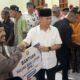 Gubernur Sulawesi Tenggara Andi Sumangerukka menyalurkan 1.200 paket sembako, bantuan UMKM, rumah layak huni, alsintan hingga program listrik bagi warga saat Safari Ramadhan di Buton Tengah/Hibata.id