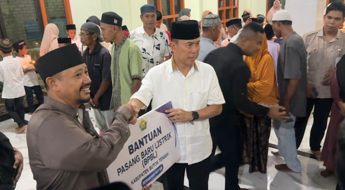 Gubernur Sulawesi Tenggara Andi Sumangerukka menyalurkan 1.200 paket sembako, bantuan UMKM, rumah layak huni, alsintan hingga program listrik bagi warga saat Safari Ramadhan di Buton Tengah/Hibata.id