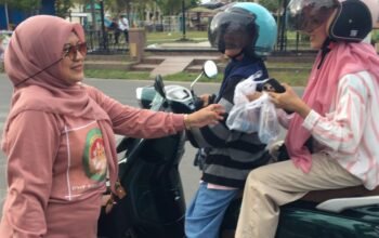 Ketua DWP Bone Bolango, dr.Nurliana Ibrahim saat membagikan takjil kepada masyarakat, Sabtu (!4/3/2026). (F.Indra/Diskominfo/Hibata.id