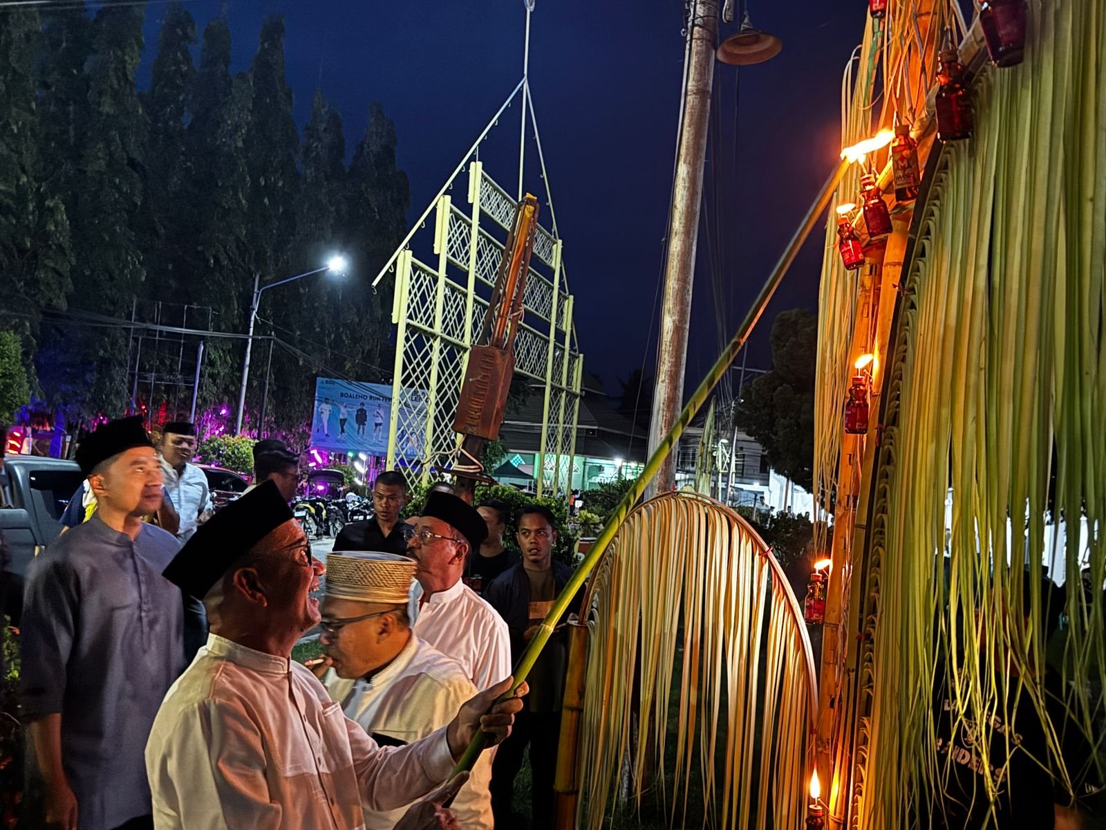 Anggota DPD RI Syarif Mbuinga menghadiri dan menikmati malam tradisi Tumbilotohe bersama masyarakat Kabupaten Boalemo/Hibata.id