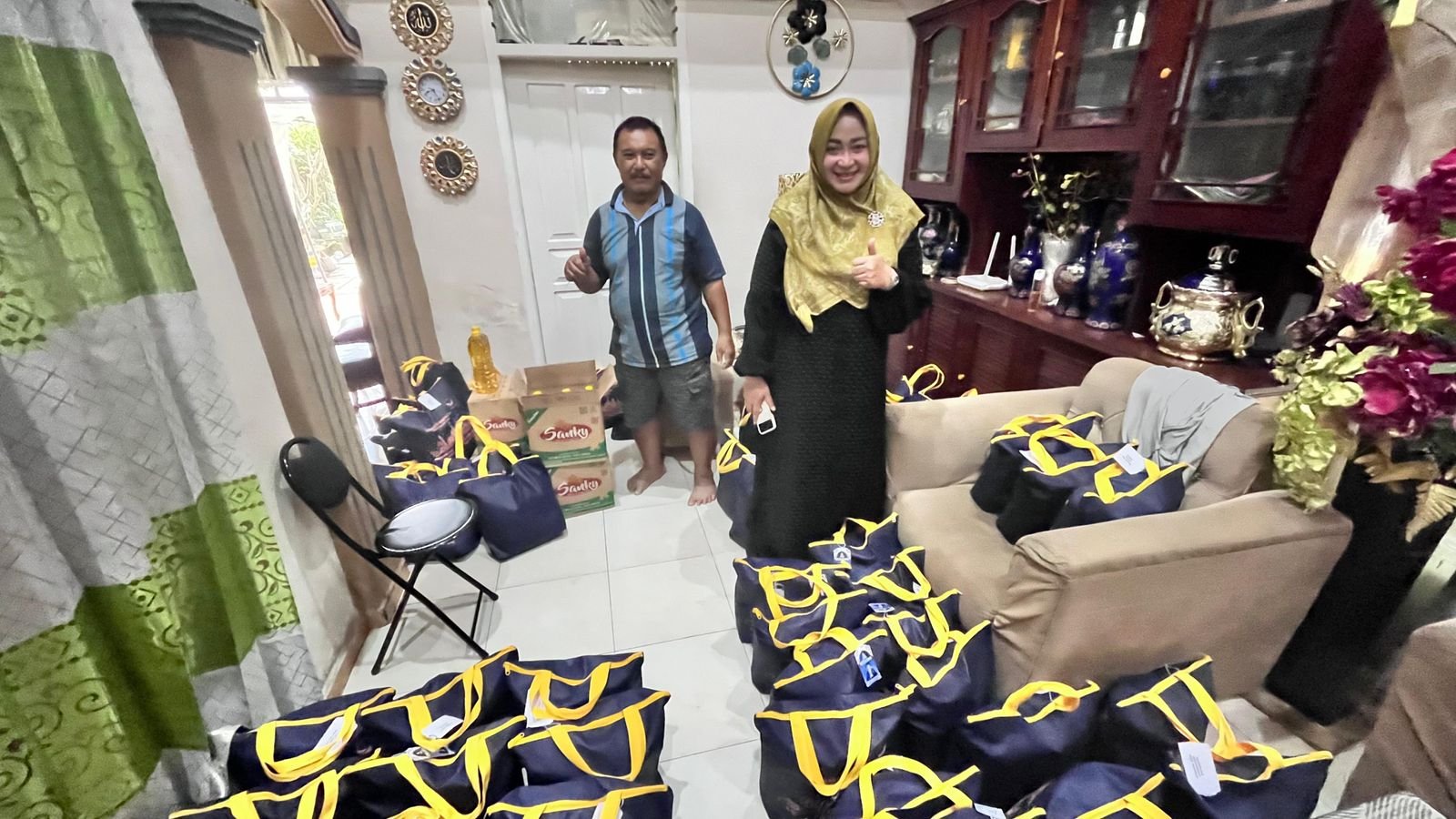 Anggota legislatif Partai NasDem, Rakhmatiyah Deu, turut mengawal proses penyaluran bantuan/Hibata.id