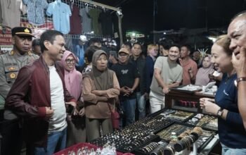 Wali Kota Kotamobagu, Weny Gaib bersama Wakil Wali Kota Kotamobagu, Rendy Virgiawan Mangkat, meninjau pelaksanaan Pasar Senggol Bersahabat Tahun 2026. (Foto: Humas Pemkot Kotamobagu)