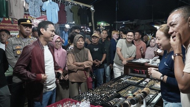 Wali Kota Kotamobagu,  Weny Gaib bersama Wakil Wali Kota Kotamobagu, Rendy Virgiawan Mangkat, meninjau pelaksanaan Pasar Senggol Bersahabat Tahun 2026. (Foto: Humas Pemkot Kotamobagu)