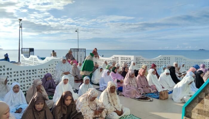 Suasana Khidmat Shalat Idul Fitri Muhammadiyah di Pantai Pohon Cinta Pohuwato