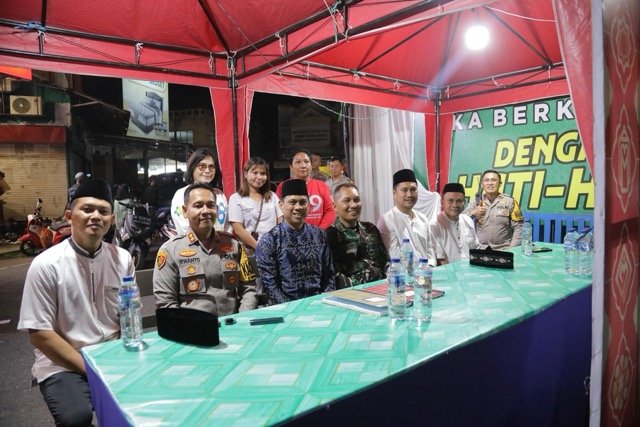 Wali Kota Kotamobagu, Weny Gaib, bersama Wakil Wali Kota Rendy Virgiawan Mangkat, meninjau Pos Terpadu Polres Kotamobagu, Jumat (20/3/2026). (Foto: Humas Pemkot Kotamobagu)
