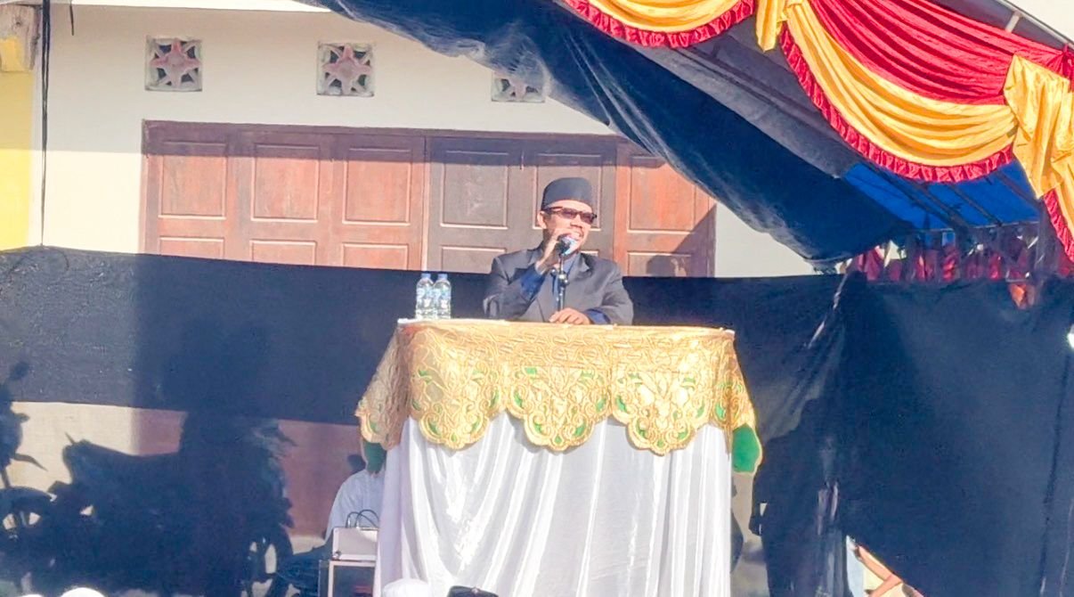 Bupati Buton Tengah Dr. Azhari mengajak masyarakat memperkuat kebersamaan dan persatuan/Hibata.id