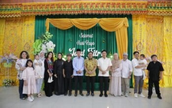 Wali Kota Kotamobagu, Weny Gaib, bersama Wakil Wali Kota Rendy Virgiawan Mangkat memanfaatkan momentum Idul Fitri 1447 Hijriah untuk mempererat silaturahmi dengan warga dan tokoh masyarakat. (Foto: Humas Pemkot Kotamobagu)