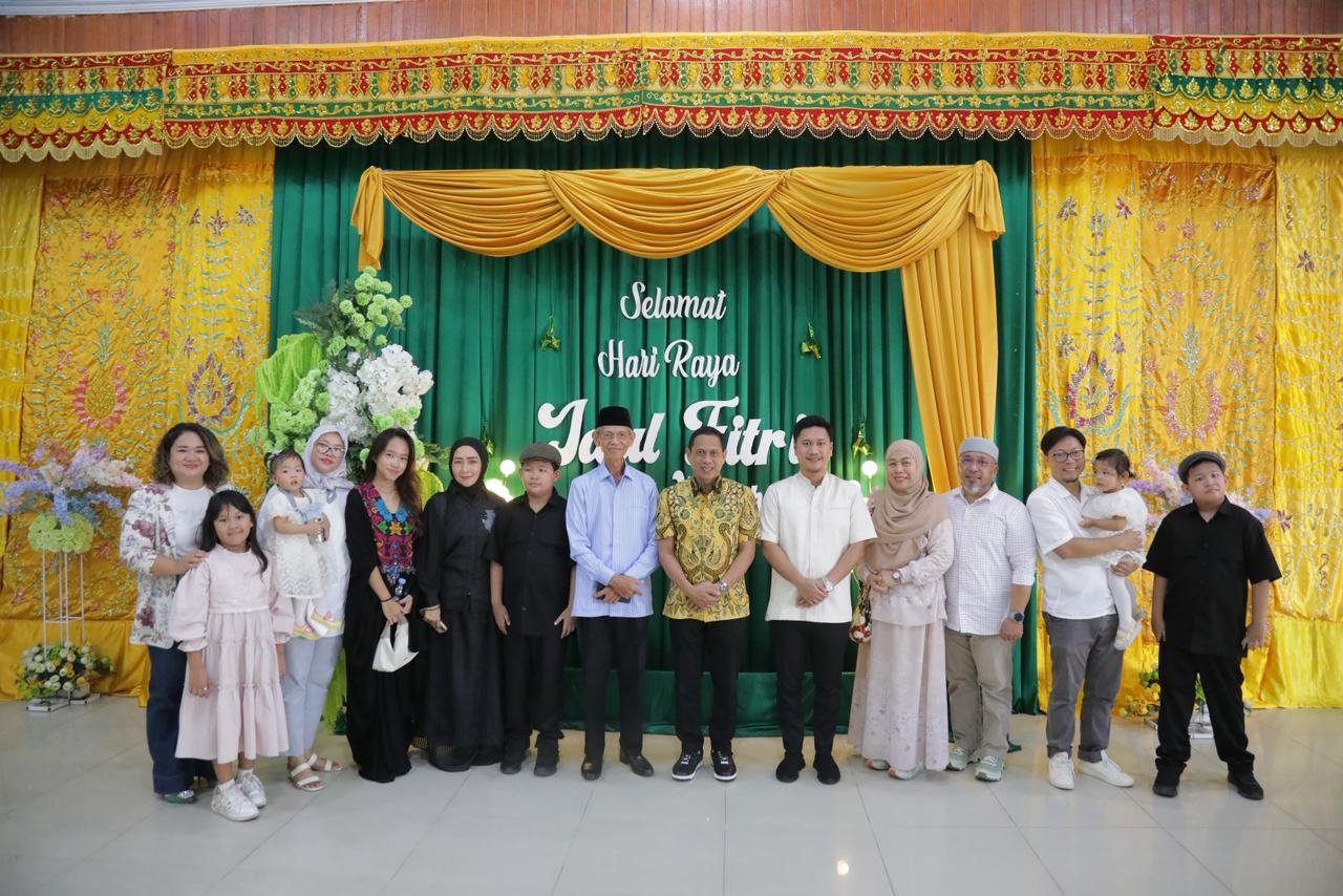 Wali Kota Kotamobagu, Weny Gaib, bersama Wakil Wali Kota Rendy Virgiawan Mangkat memanfaatkan momentum Idul Fitri 1447 Hijriah untuk mempererat silaturahmi dengan warga dan tokoh masyarakat. (Foto: Humas Pemkot Kotamobagu)
